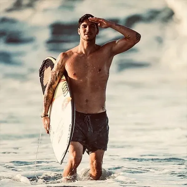 El surfista Gabriel Medina saliendo del mar.