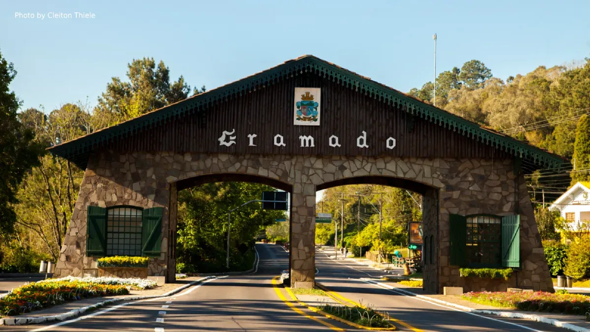 A stone archway with the word gramado on it