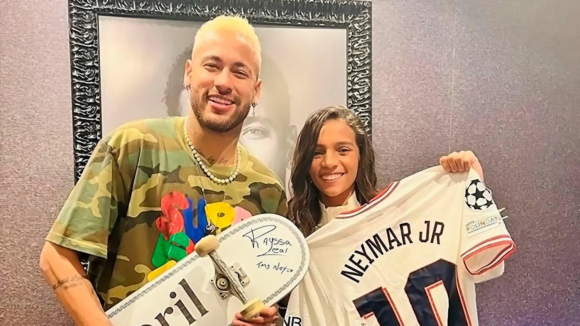 Neymar y Rayssa Leal posando para una foto