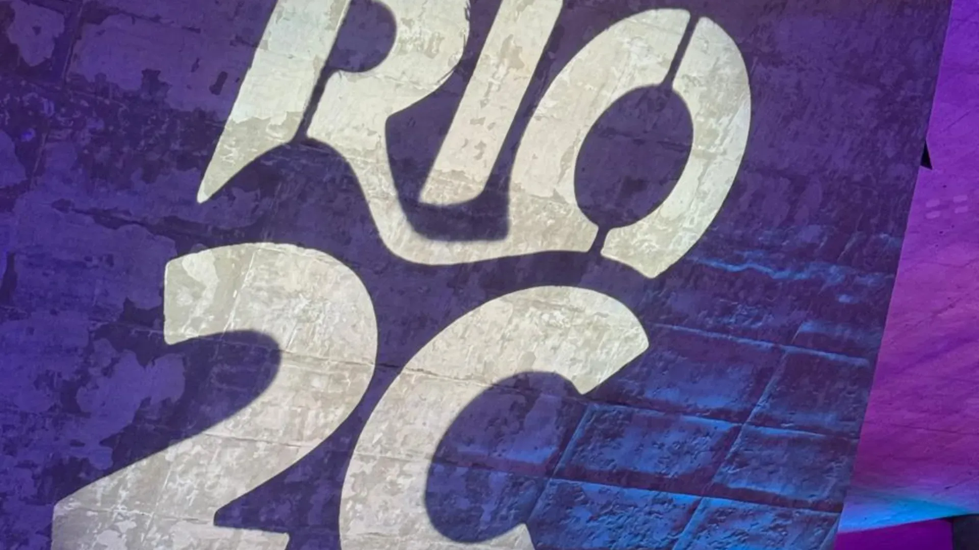 Projeção com o logo do Rio 2c, durante o evento de 2024 no Rio de Janeiro