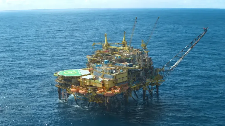 An aerial view of an oil rig in the middle of the ocean.