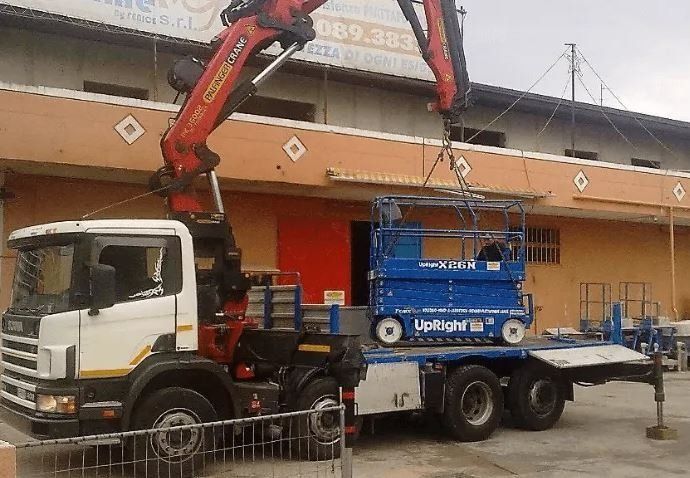 Piattaforma aerea autocarrata