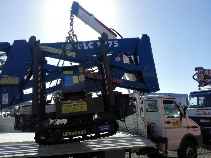 Piattaforma aerea autocarrata