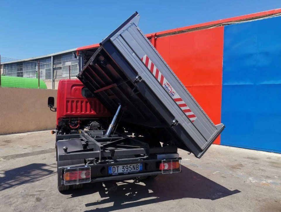Camion scarrabile per logistica