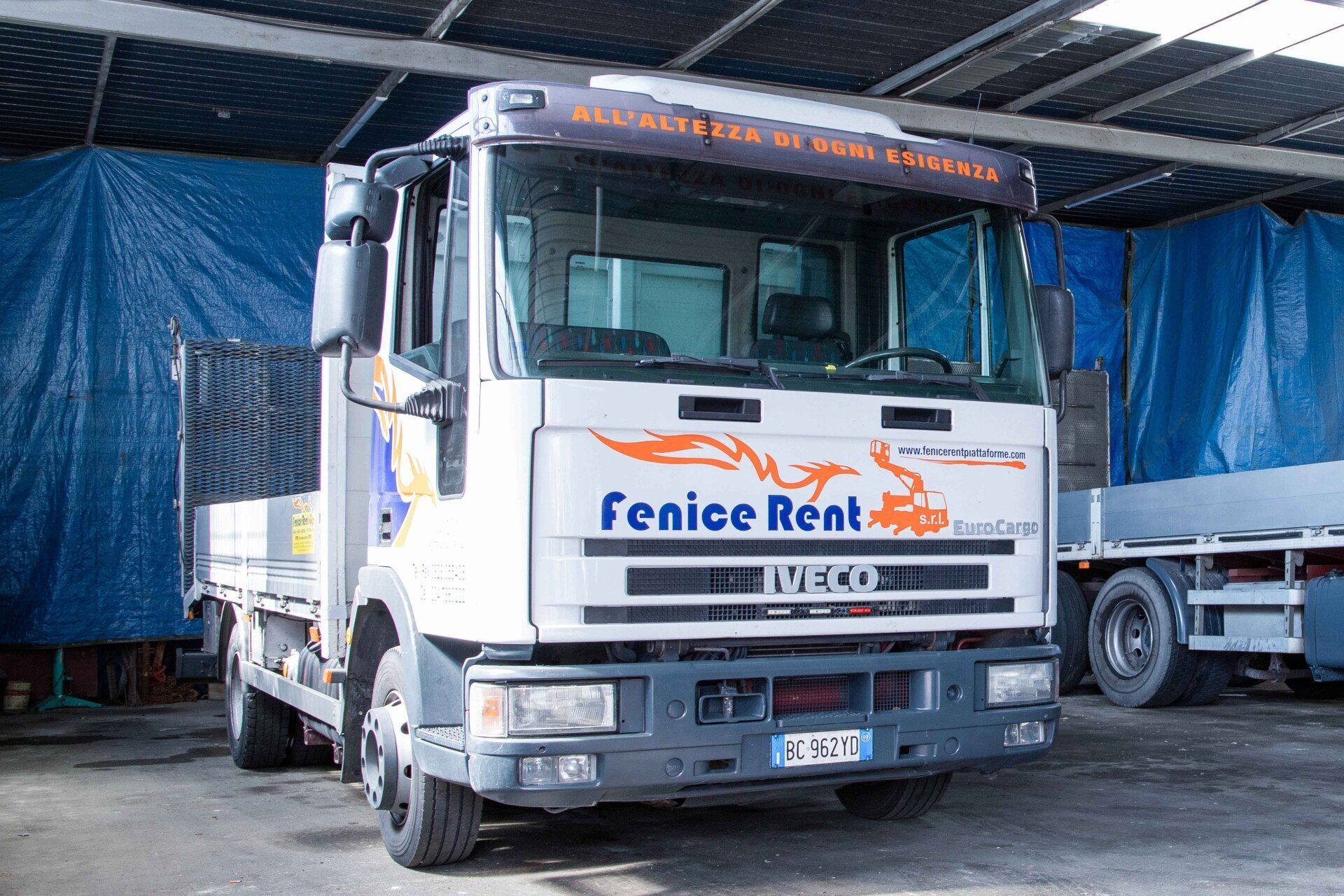 Camion Iveco bianco con logo