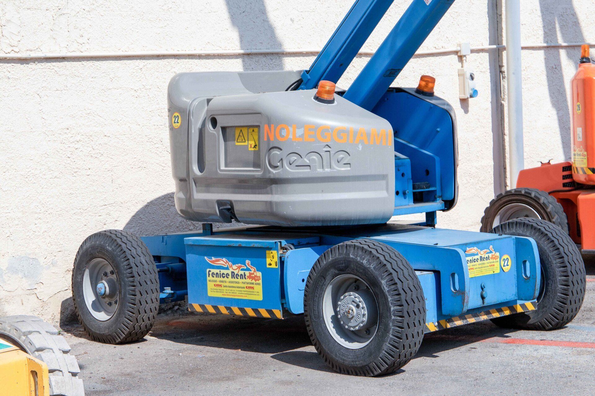 Piattaforma aerea articolata Blue Genie all'aperto.