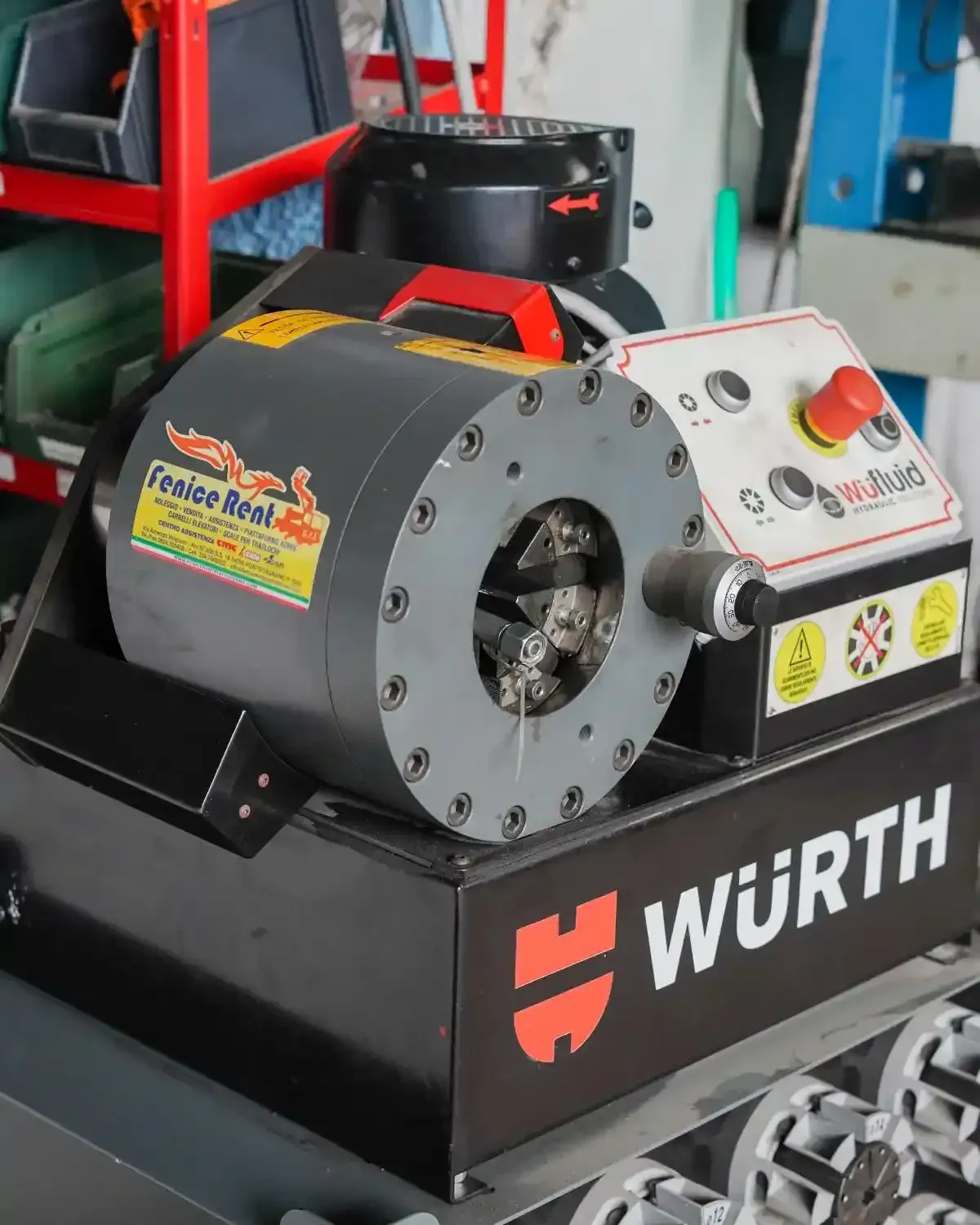 Una pressa per tubi flessibili Würth. Nera e grigia, con dettagli rossi.