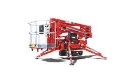 Piattaforma aerea cingolata rossa con piattaforma di lavoro annessa, estesa e montata su stabilizzatori.