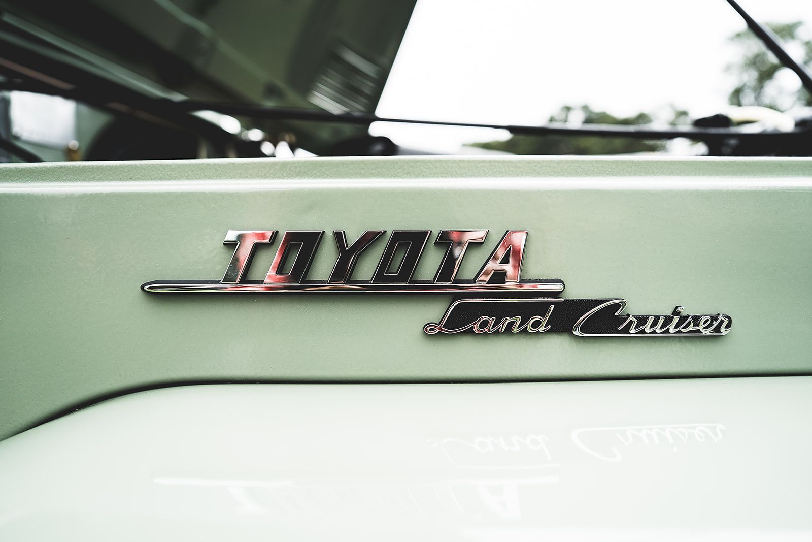 A close up of a toyota land cruiser emblem