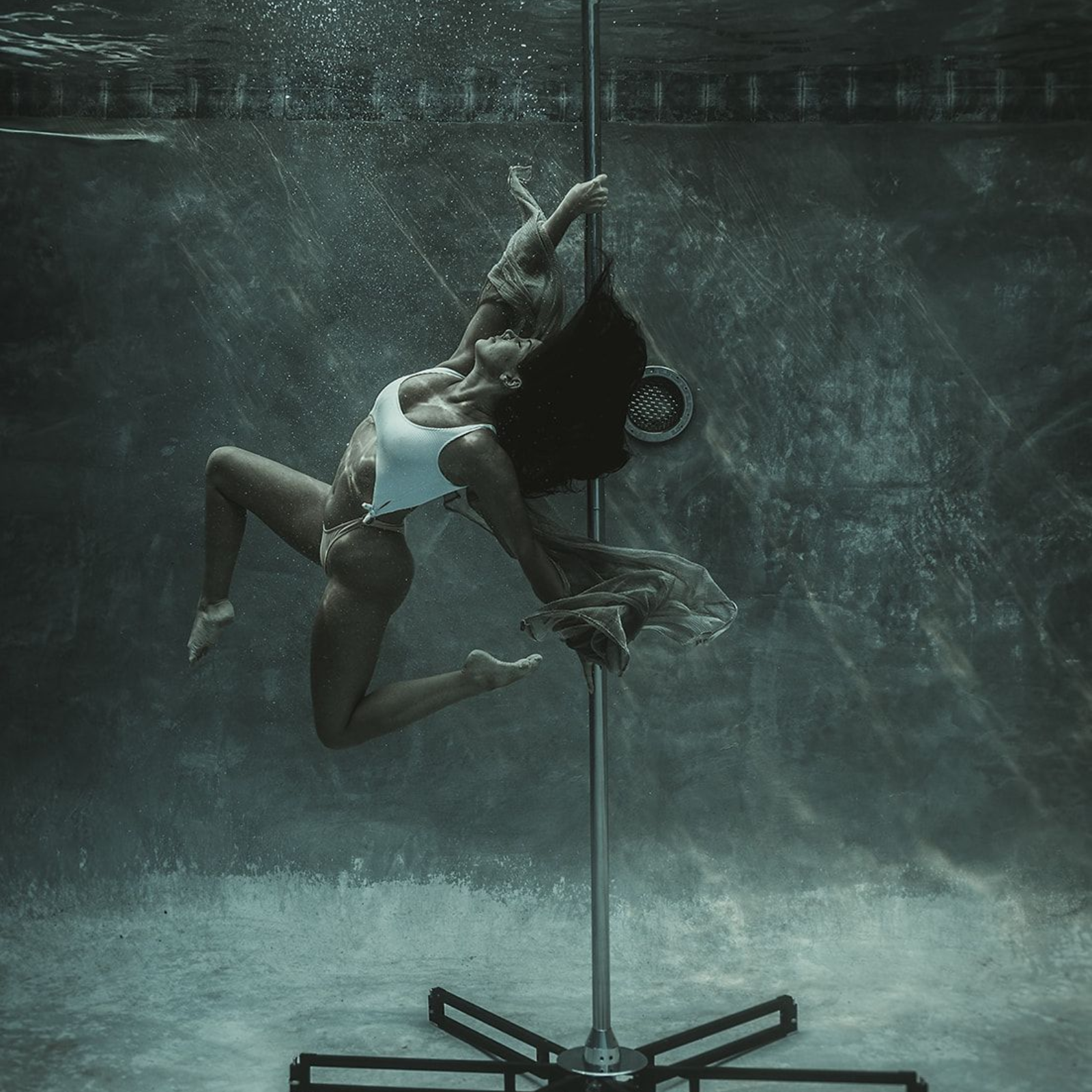 Woman floating during a creative underwater photography portrait session by Milk & Peonies in Southern Oregon