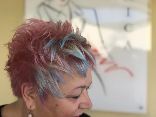 cliente con capelli rosa e riflessi blu