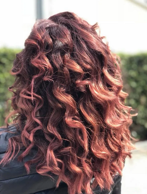 cliente del salone con capelli lunghi rossi