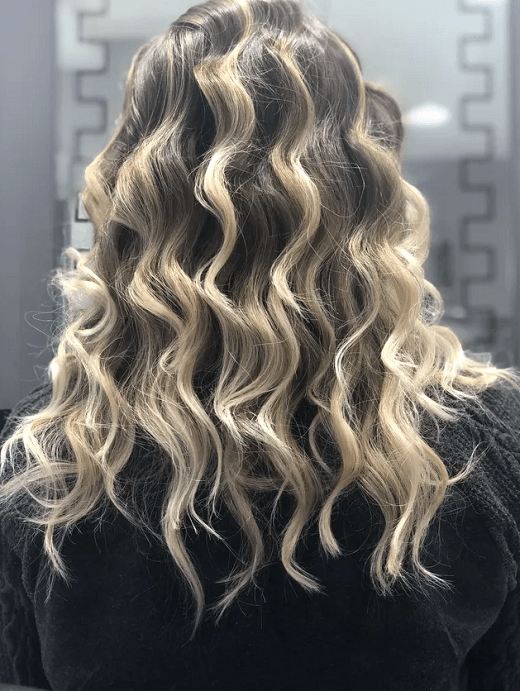 cliente del salone con balayage biondo
