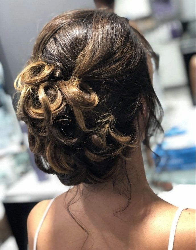 cliente del salone con acconciatura raccolta