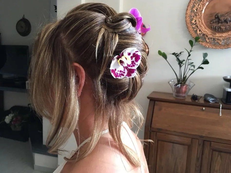 acconciatura sposa con fiori