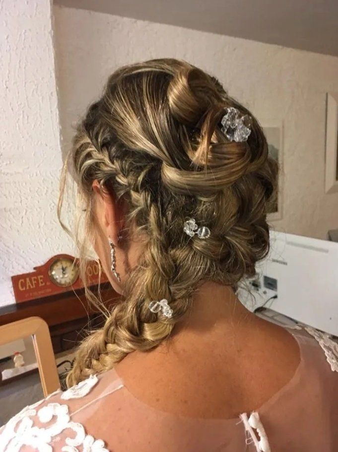 sposa con acconciatura elegante