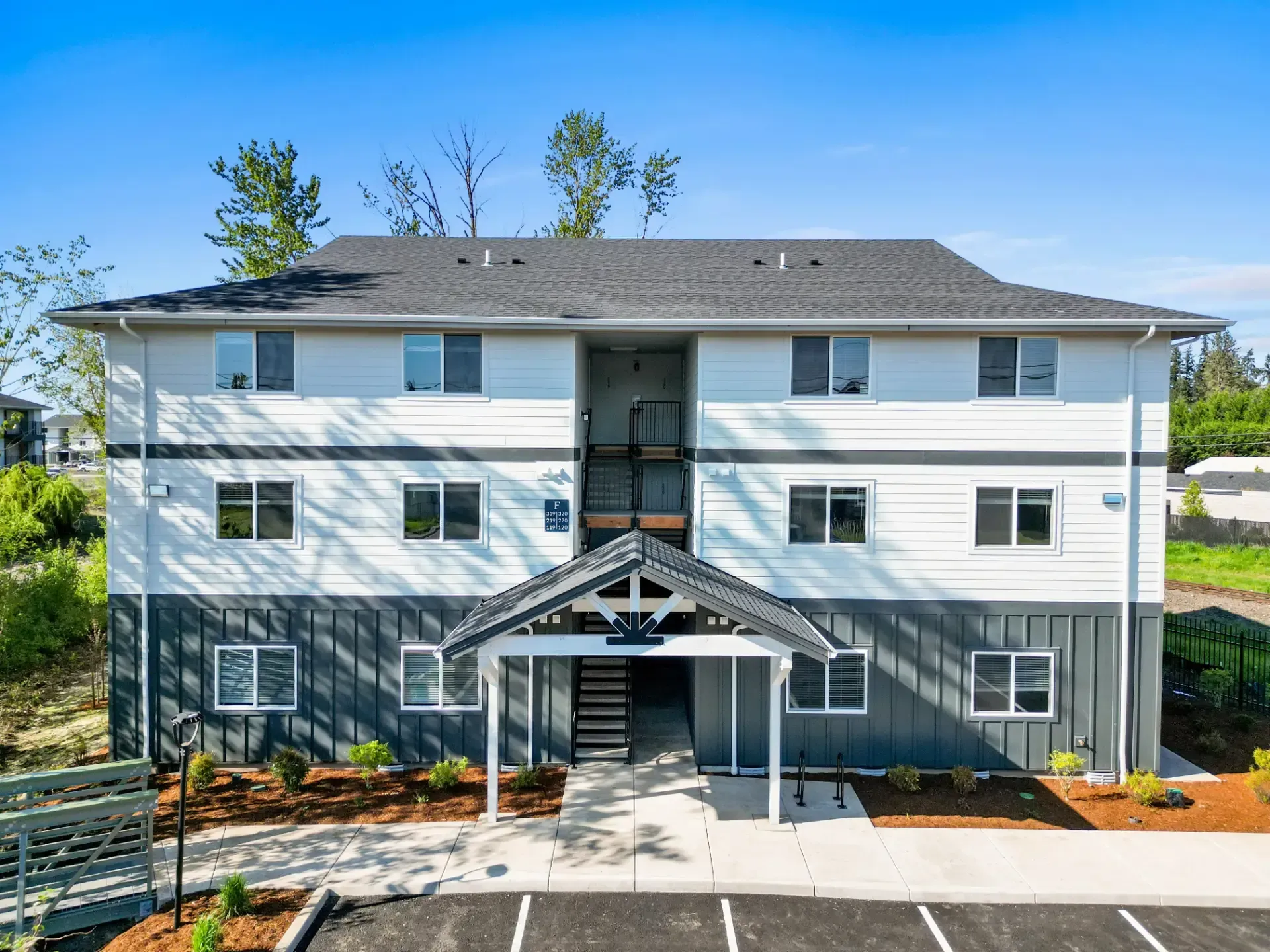 Hickory Lake - SMI Property Management - 305 East Airport Road, Lebanon, OR 97355
