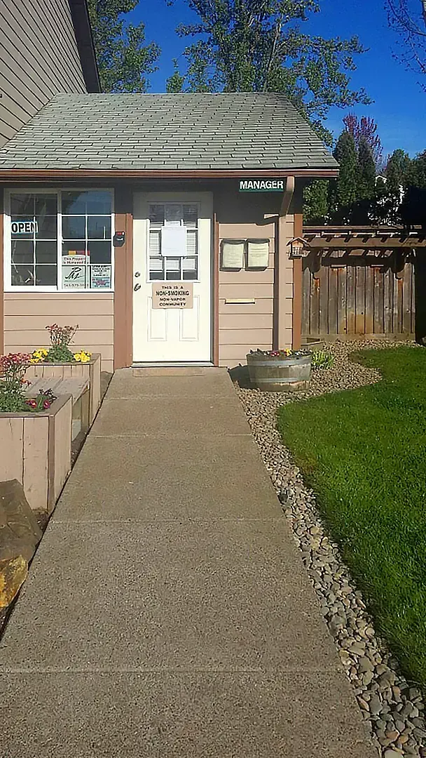 Premier Apartments - 1825 Clay Street SE, Albany, OR 97322 - SMI Property Management