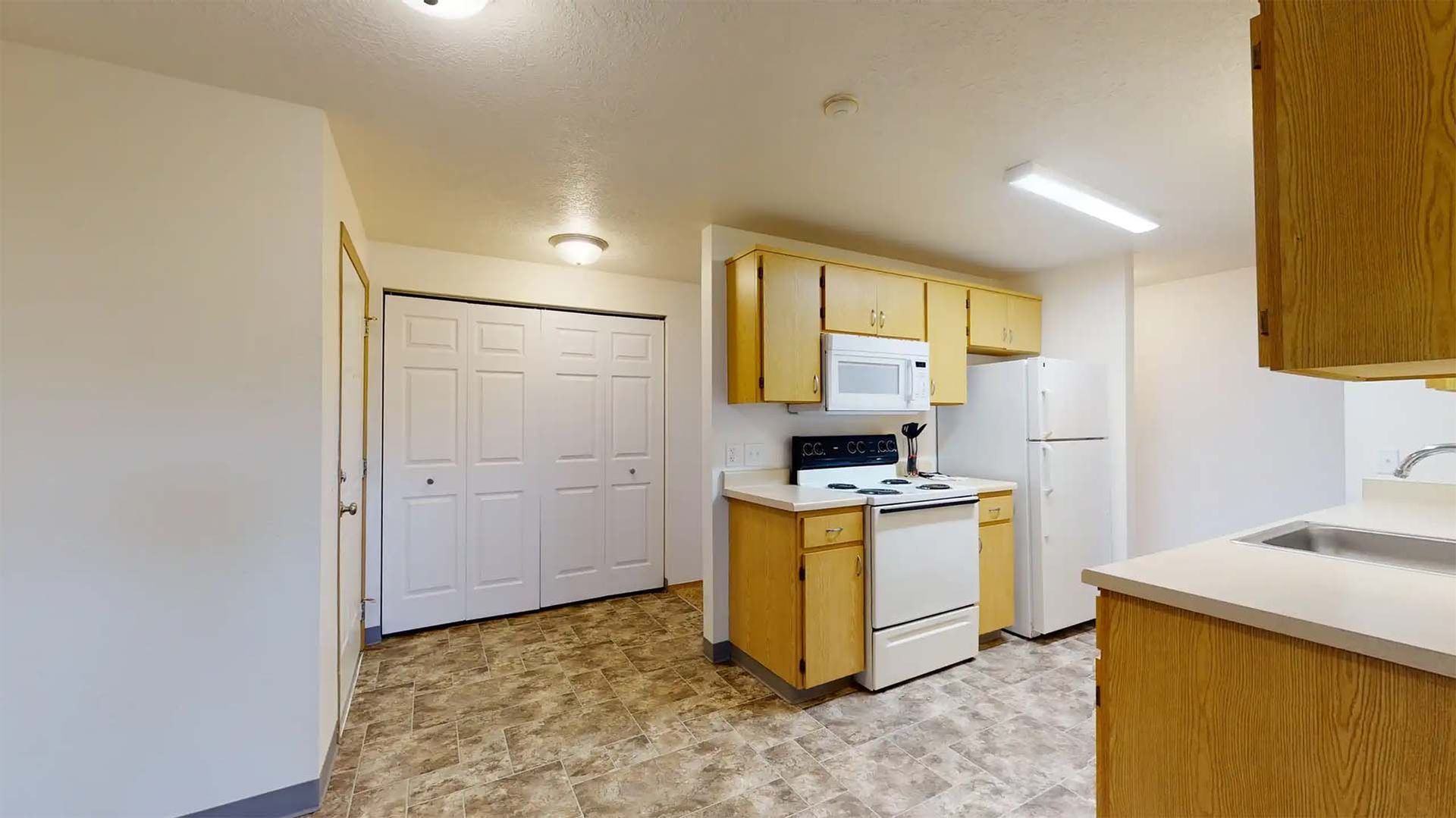 SMI Property Management - Redwood Square Apartments - 2221 SE Waverly Dr, Albany, OR 97322