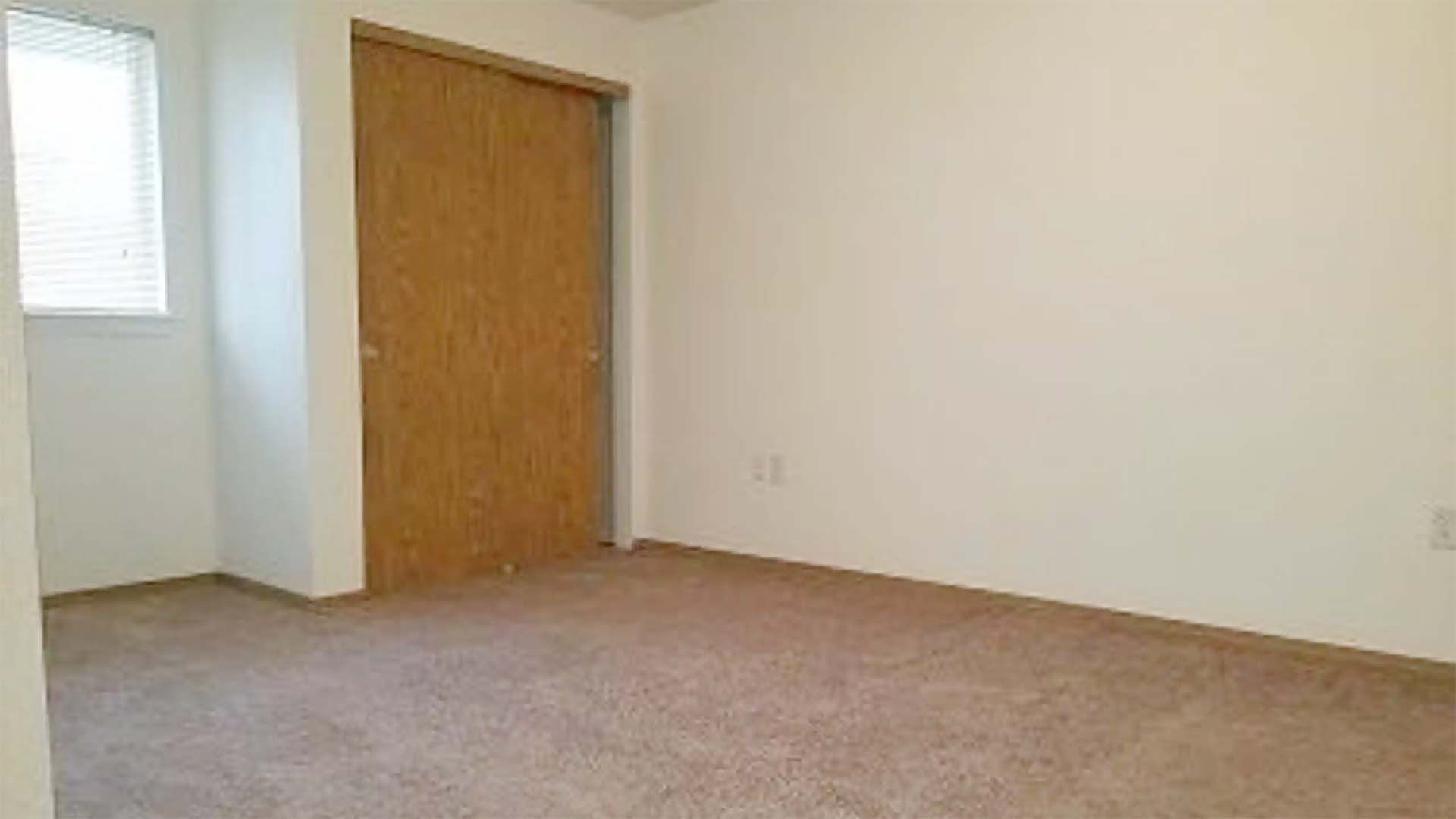 SMI Property Management - Redwood Square Apartments - 2221 SE Waverly Dr, Albany, OR 97322