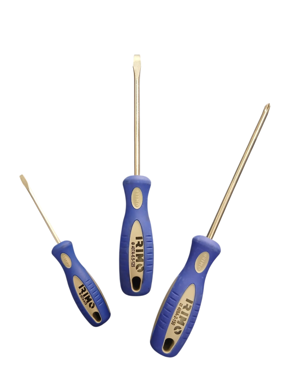 Tres destornilladores con mangos negros y amarillos sobre un fondo blanco.