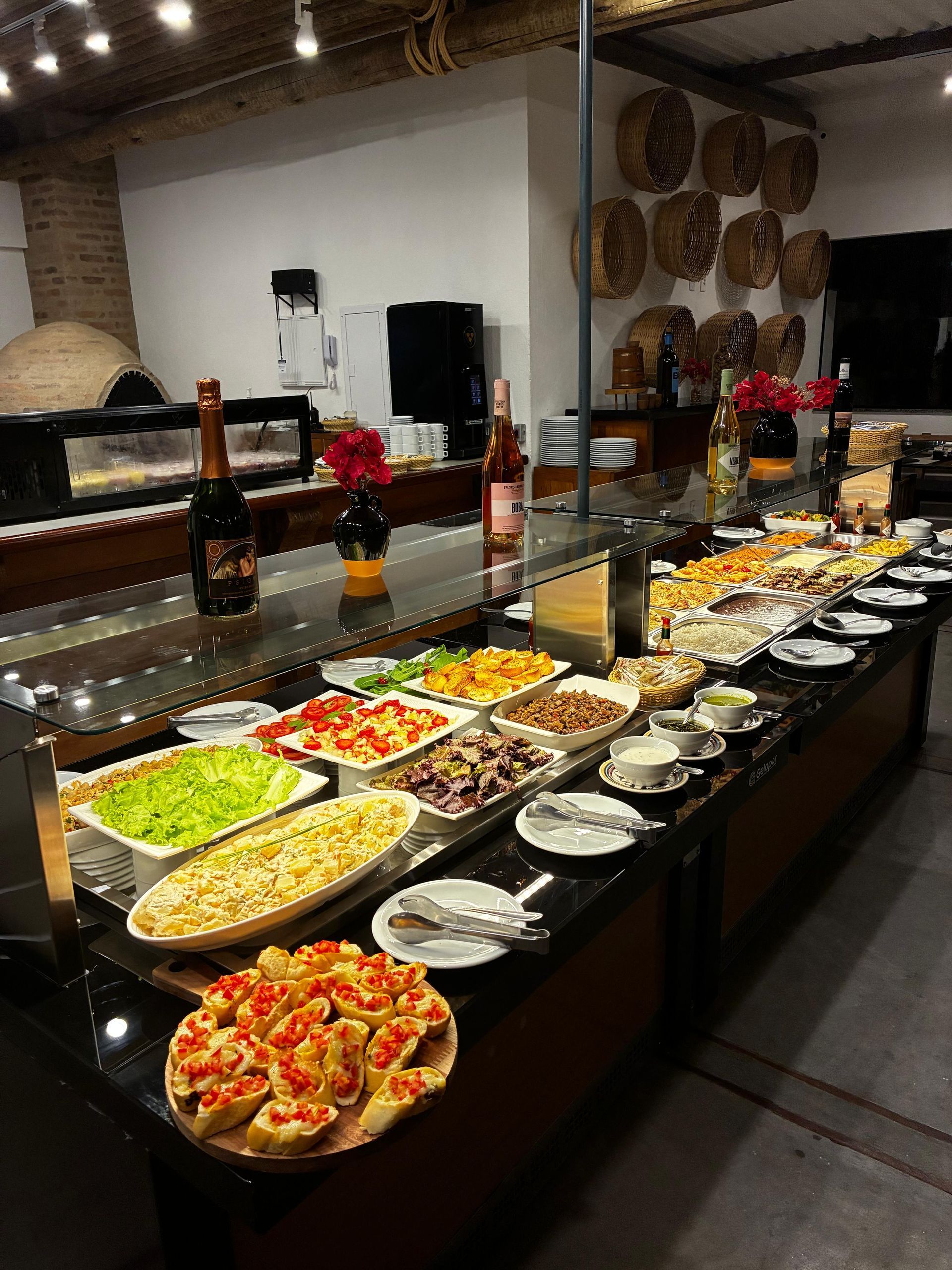 Prato de comida com carne assada, molho, purê de batatas e raminho de alecrim.
