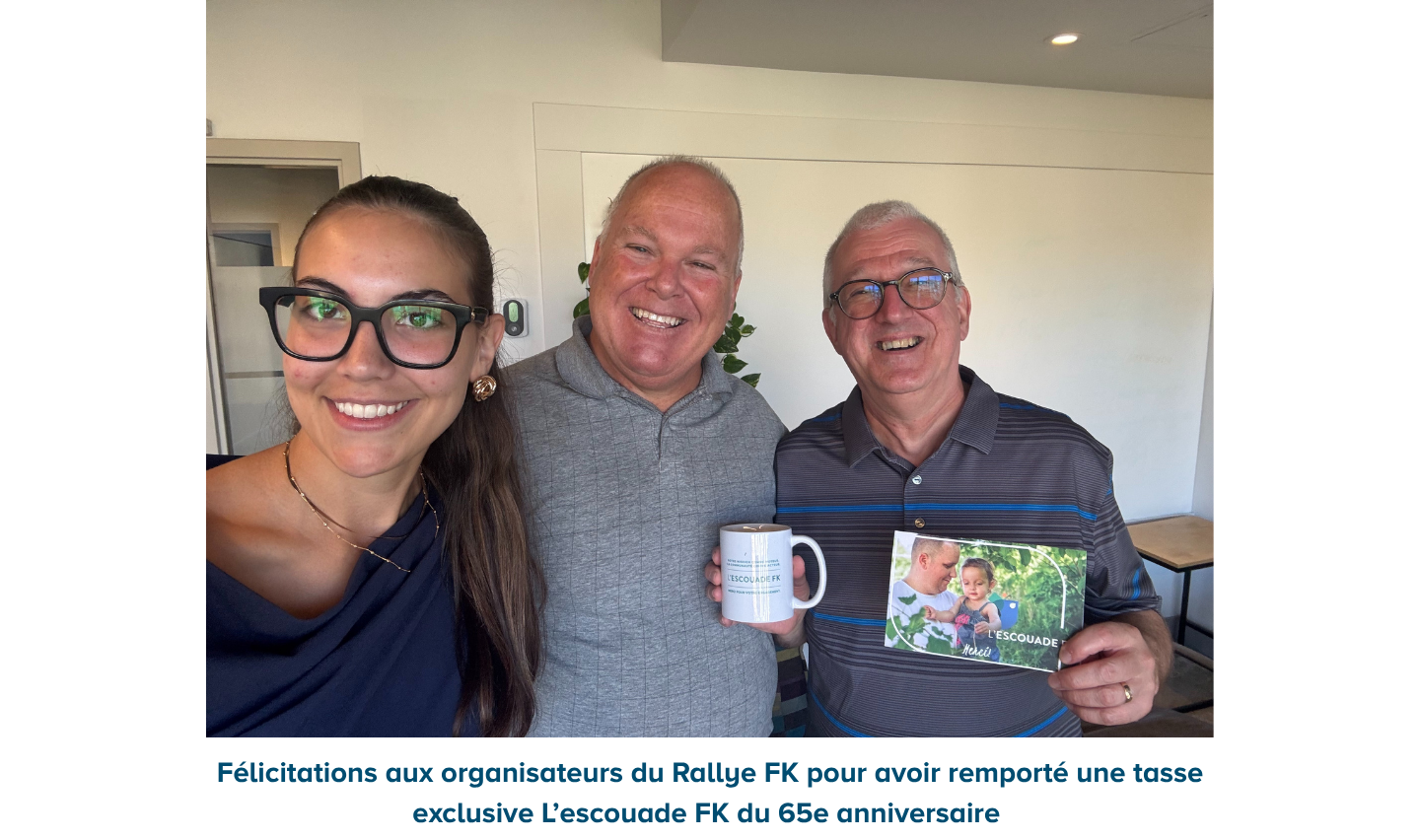 Les organisateurs de l'événement tenant la tasse du 65e anniversaire et la carte de remerciement.