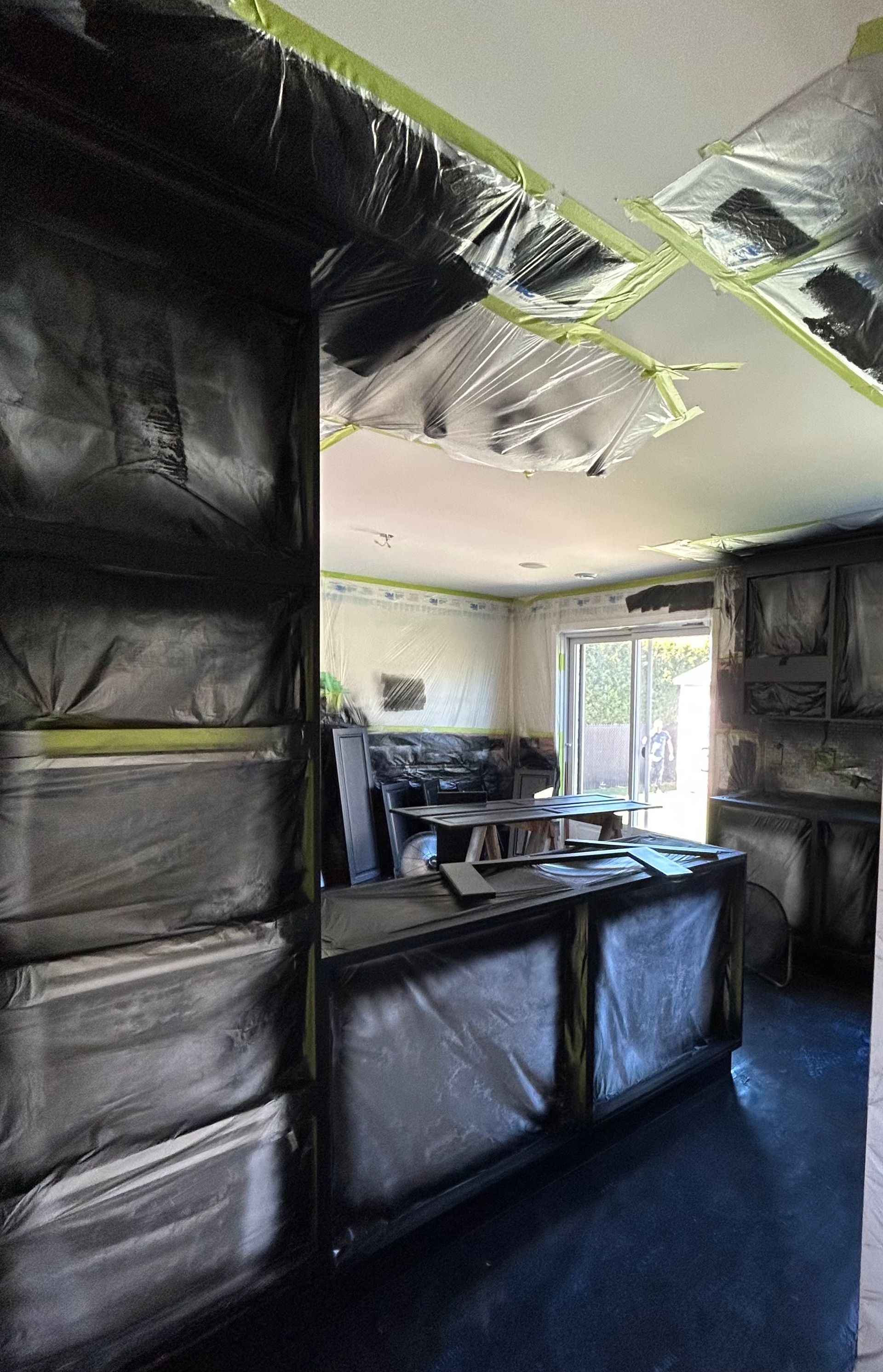 Un salon avec beaucoup de cartons empilés les uns sur les autres.