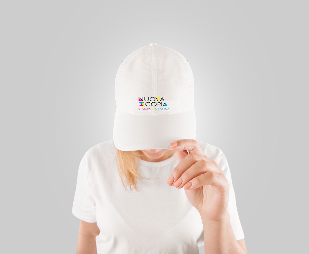 Una donna che indossa un berretto da baseball bianco con stampa personalizzata