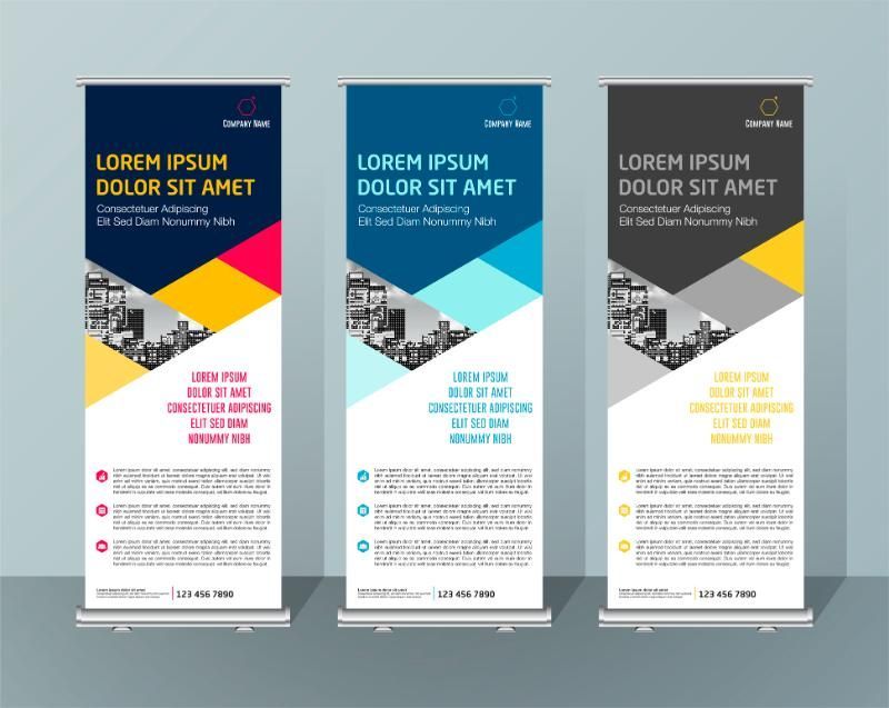 Un set di tre banner roll up con una città sullo sfondo.