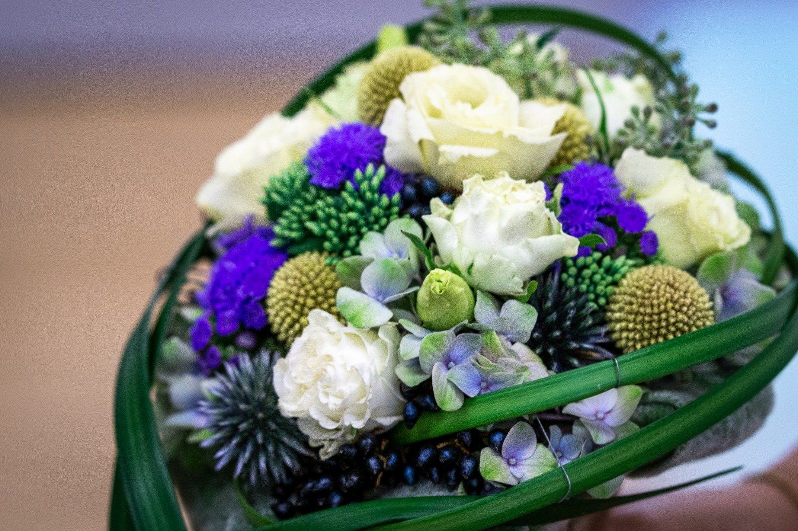 Großer Strauß geliefert weiß und blau