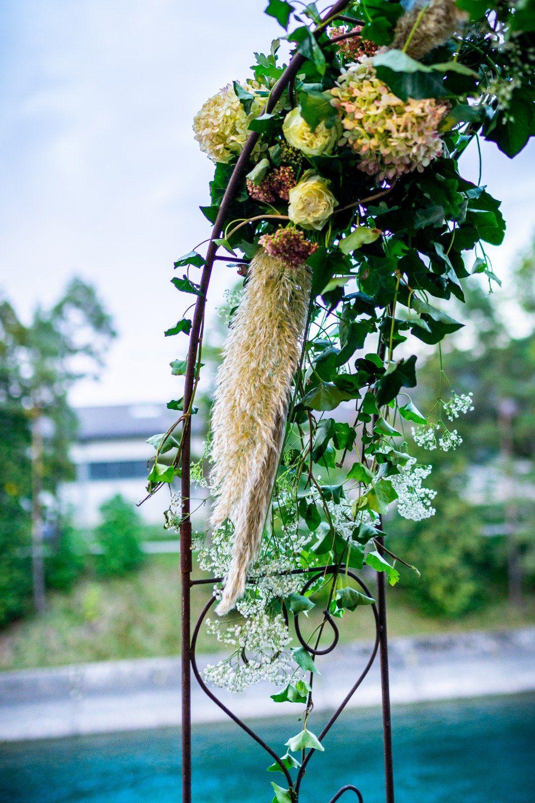 Mit Pflanzen und Blumen geschmückte Arche
