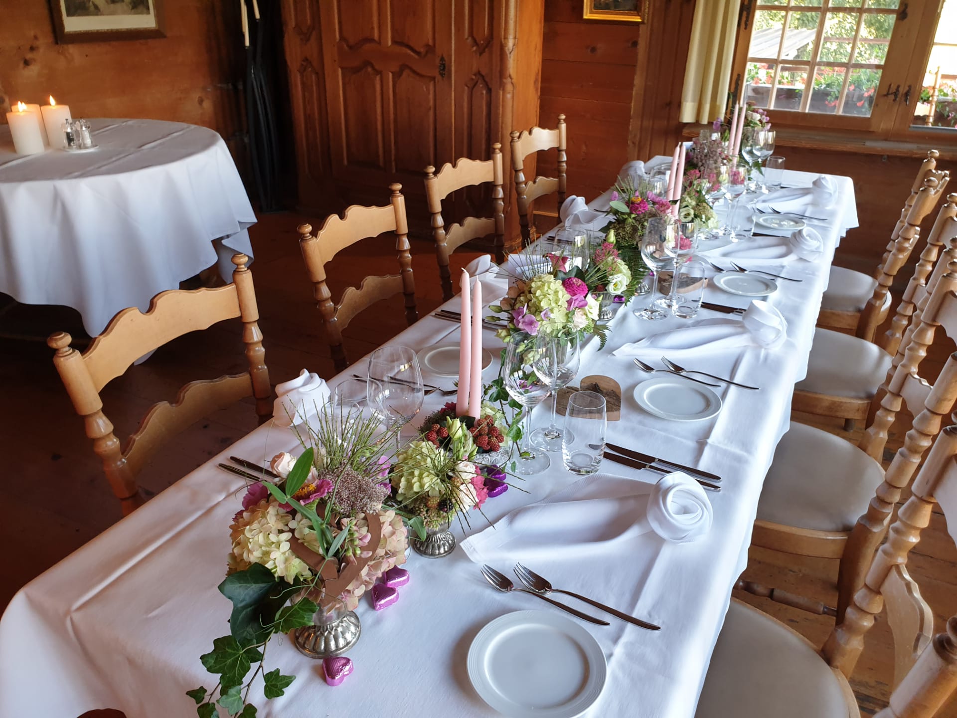 Großer dekorierter Tisch