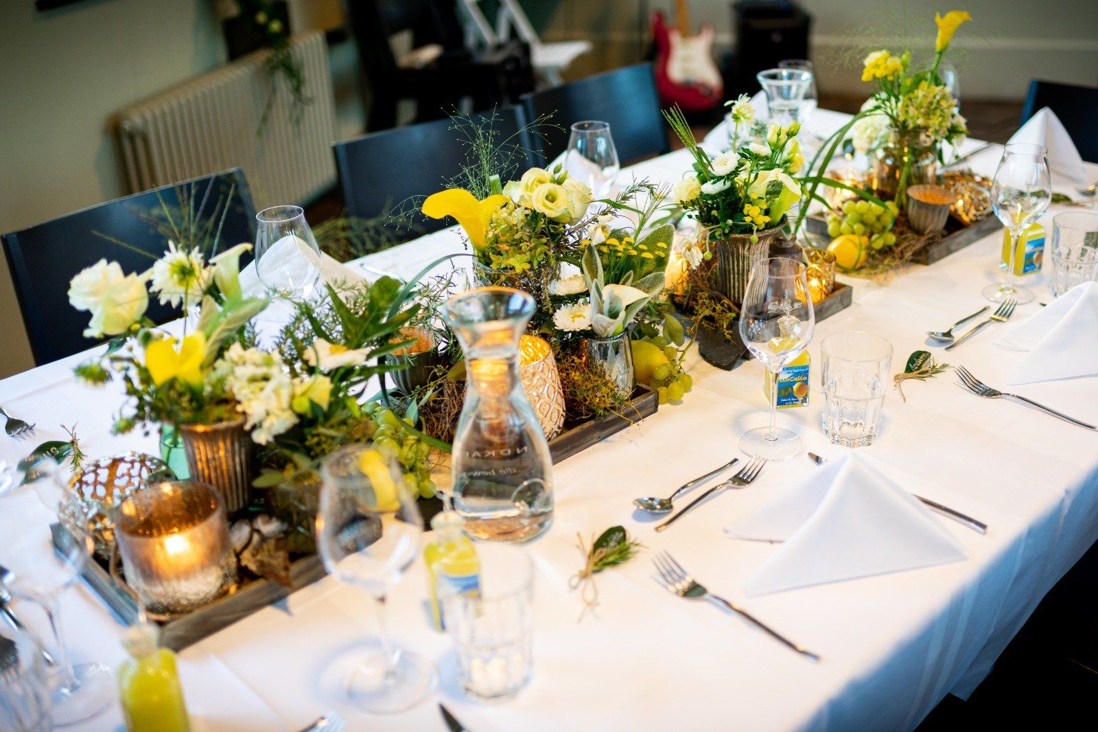 Schön gedeckter und mit Blumen geschmückter Tisch für eine Hochzeit