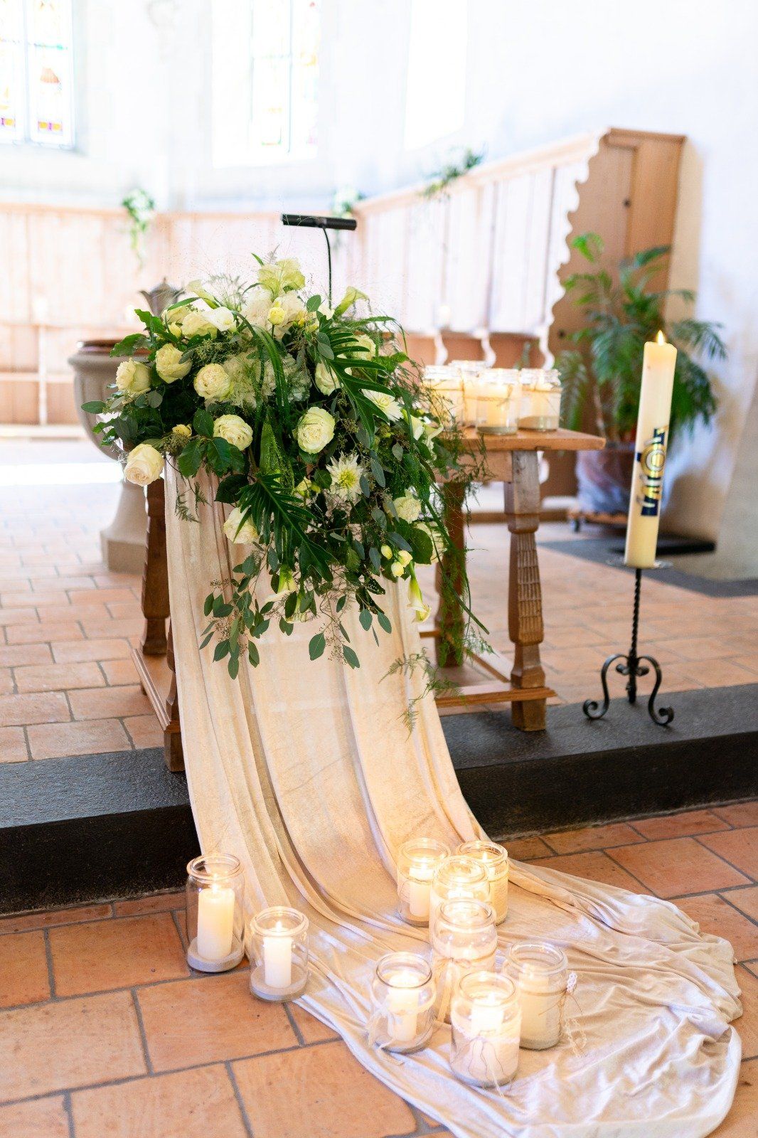 Blumengeschmückter Kirchentisch munsingen
