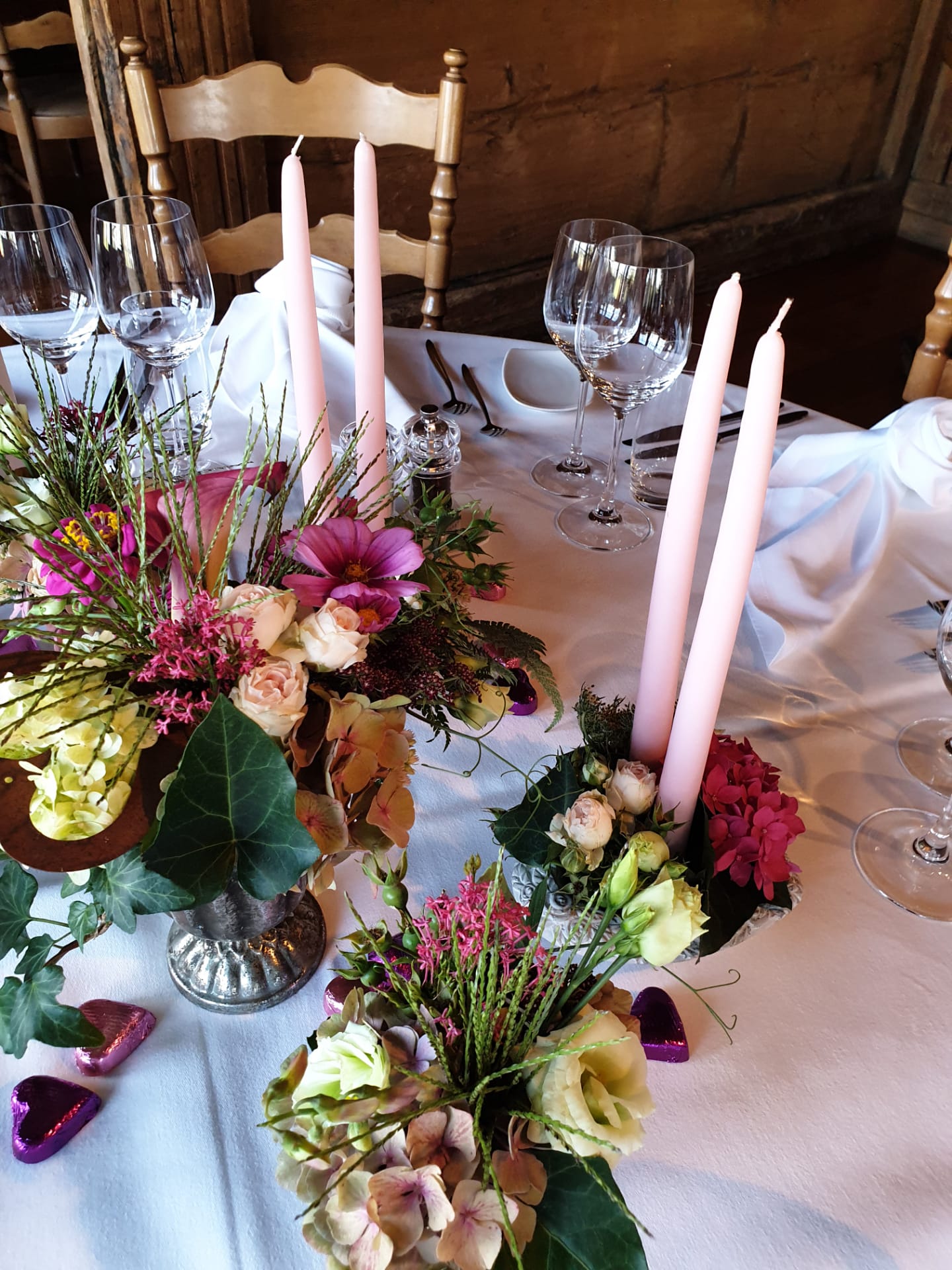 Kerzen mit Blumen an ihrer Basis