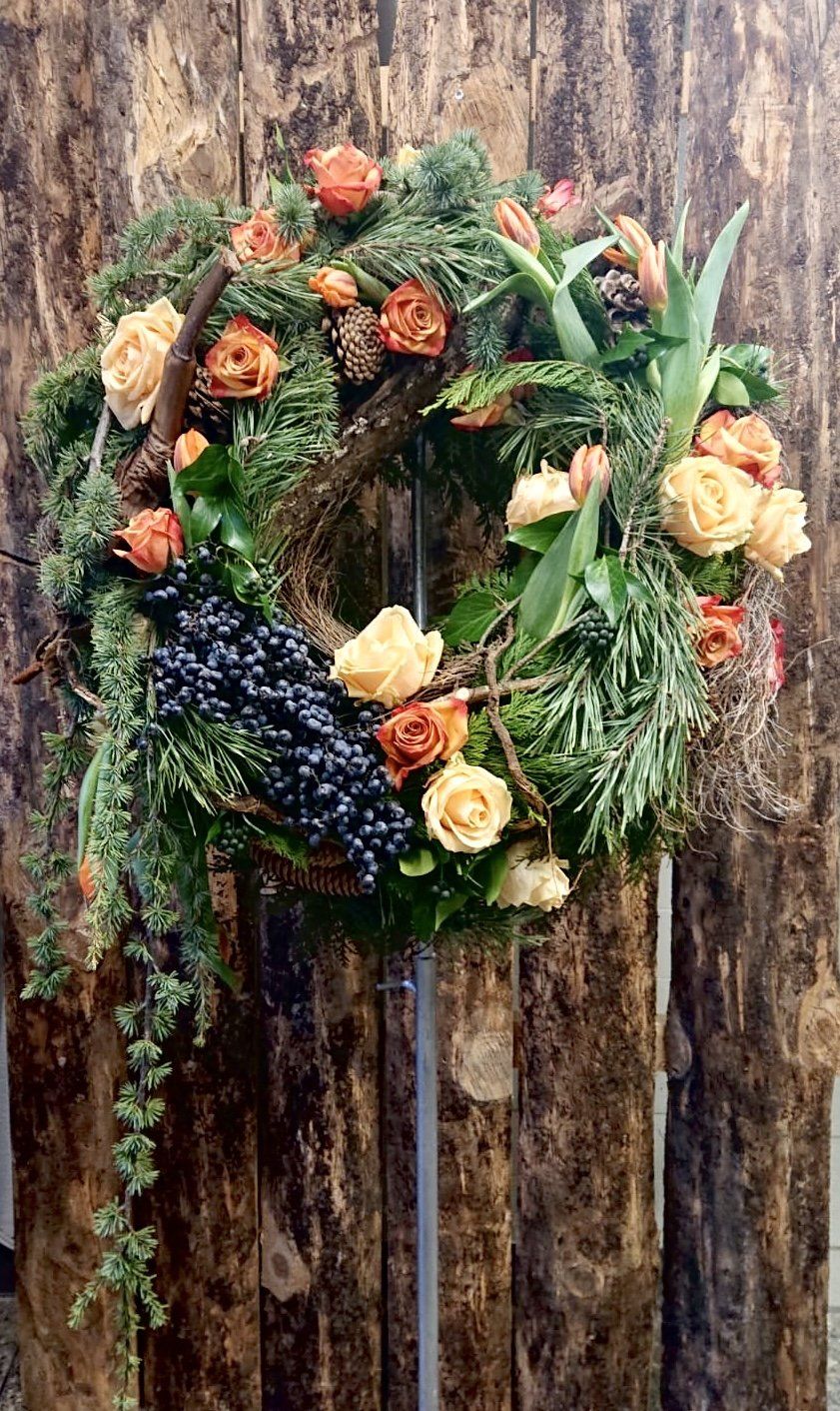 Blumenkranz mit Kiefernzweigen