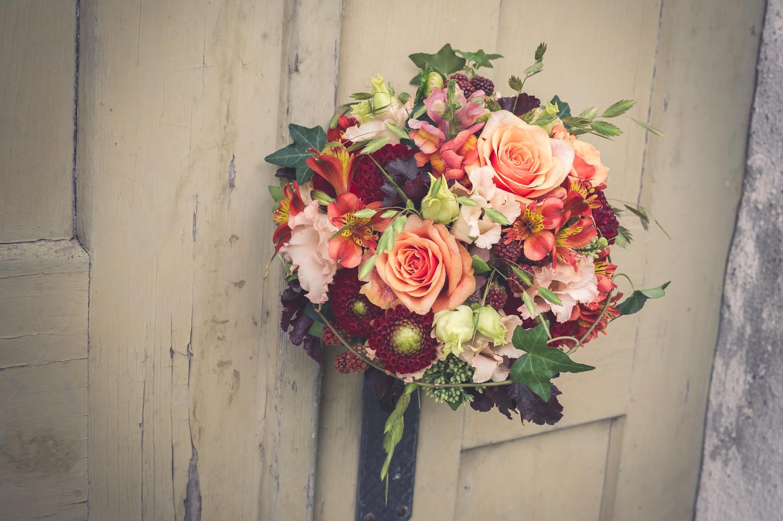 Mittlerer Strauß auf Rottönen