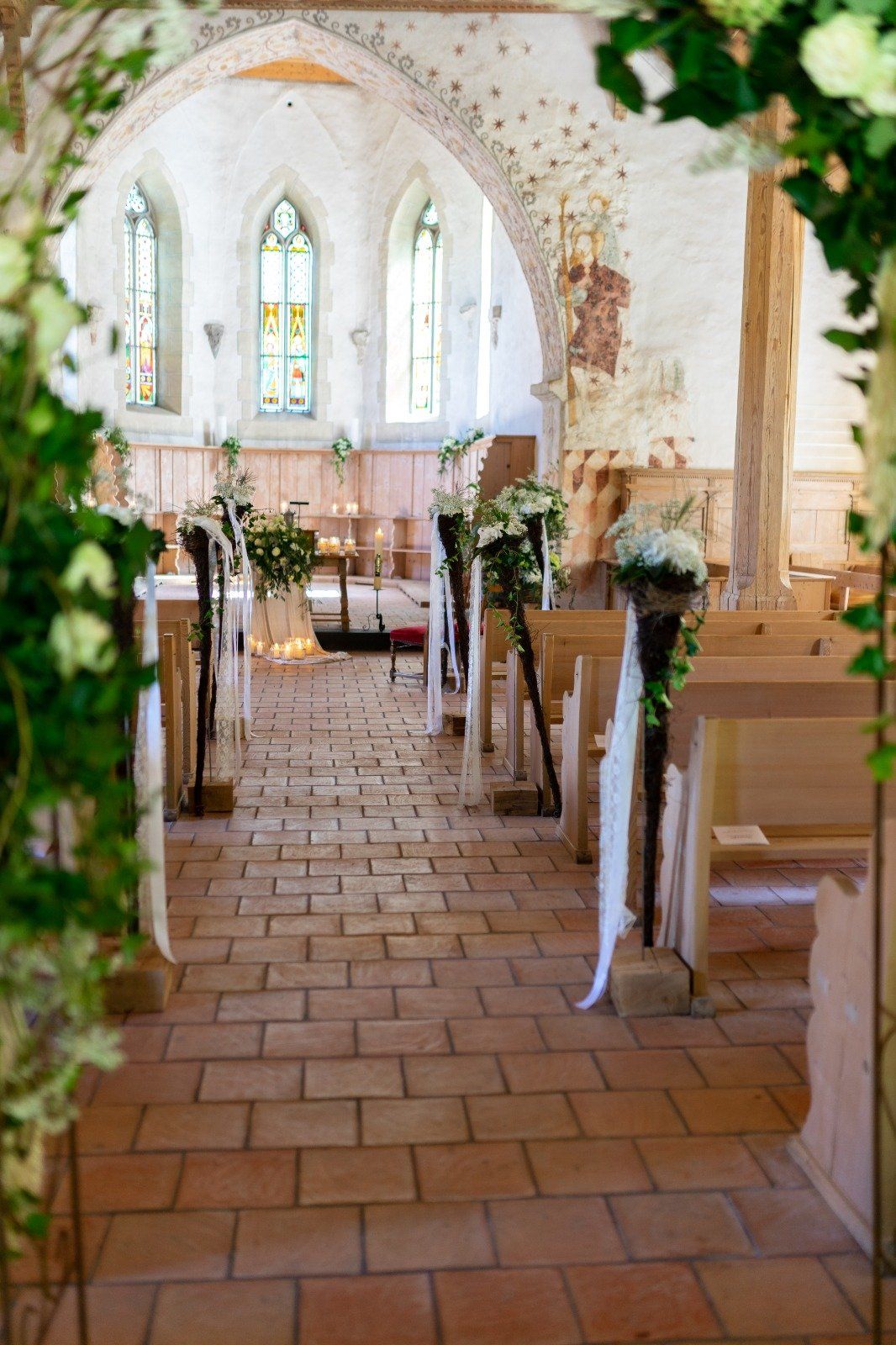 Blumengeschmückter Mittelgang einer Kirche