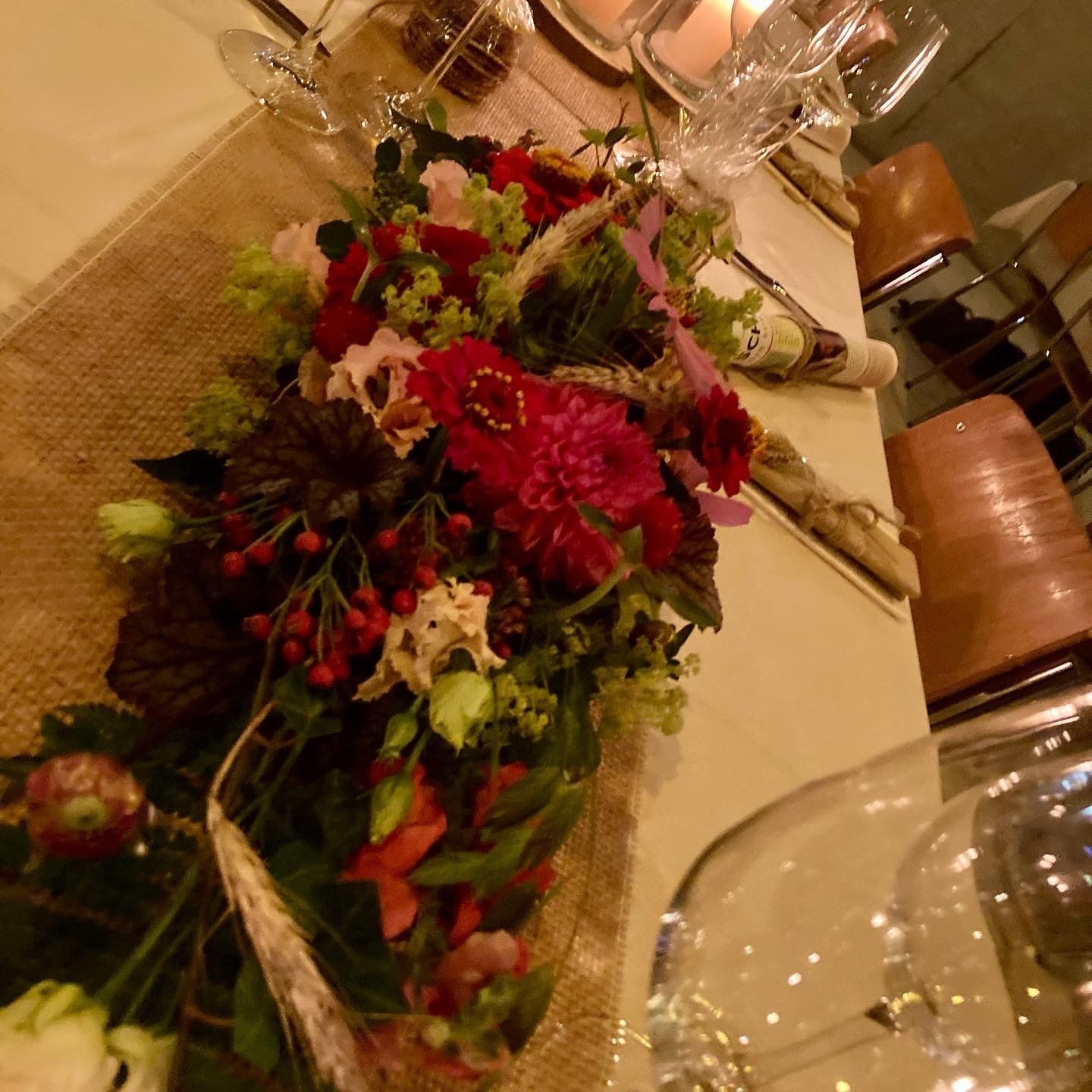 Großes Blumenornament in der Mitte des Tisches