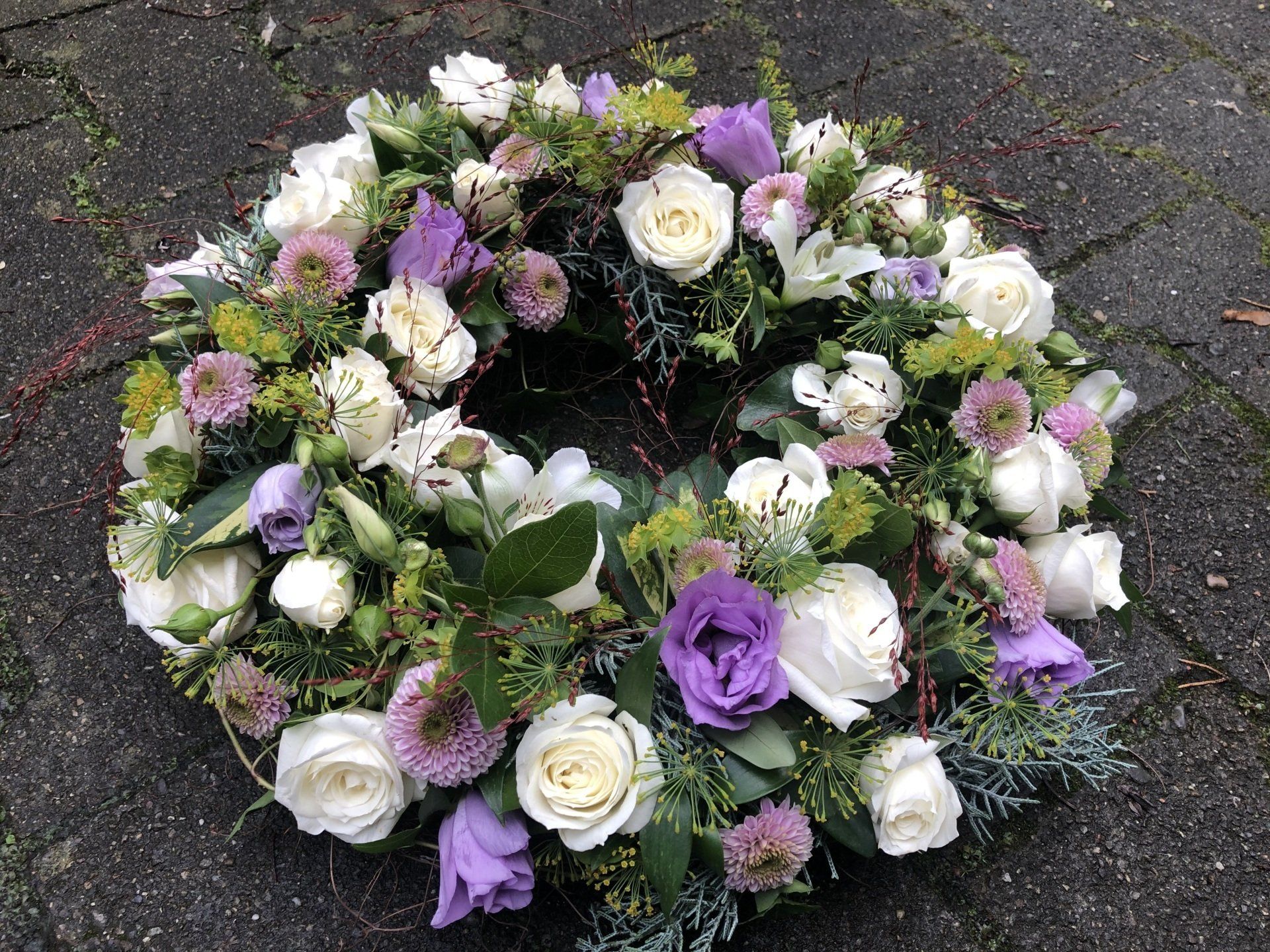 Weißer Blumenkranz mit Östomas