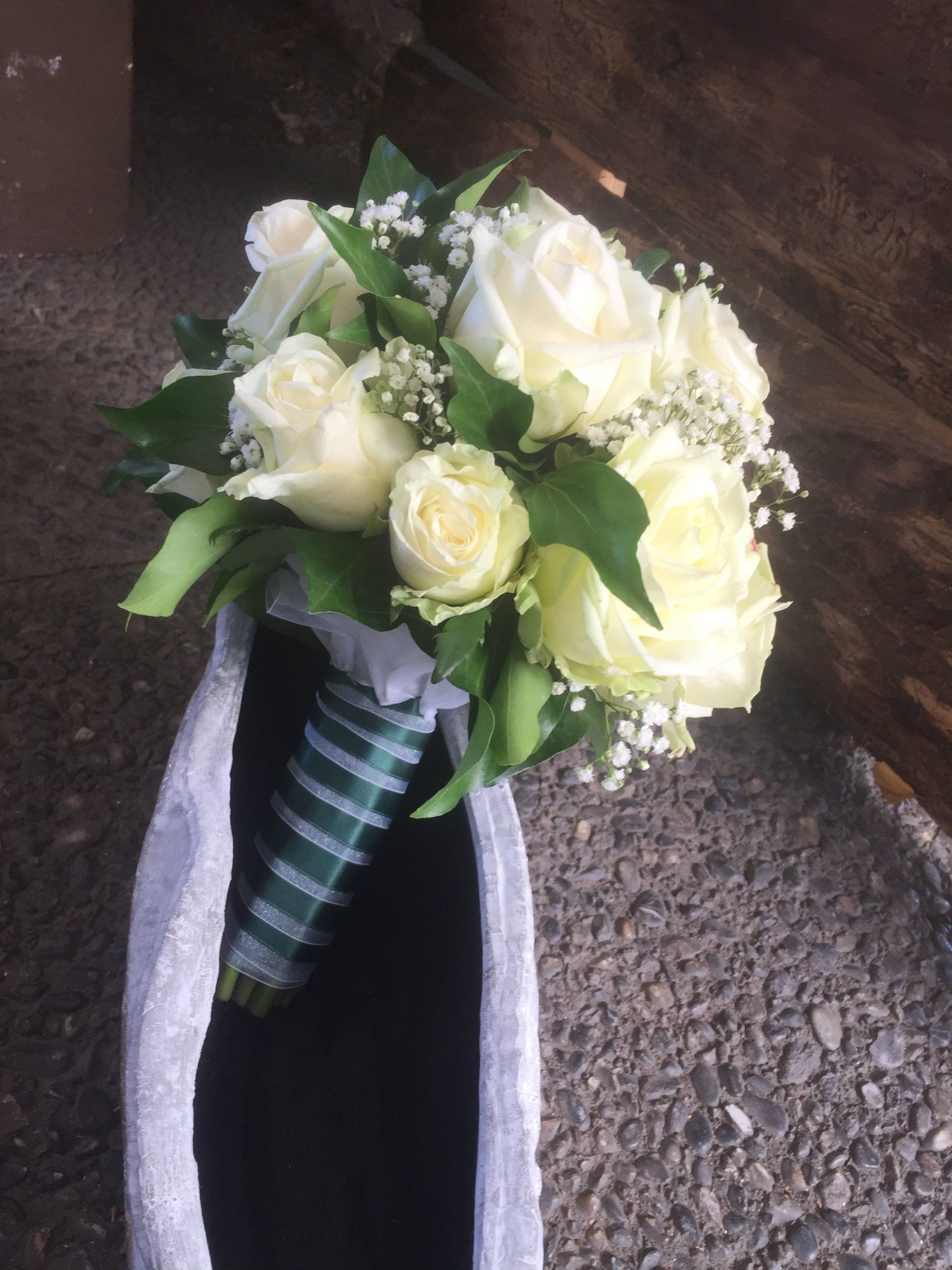 Hochzeitsstrauß aus weißen Rosen