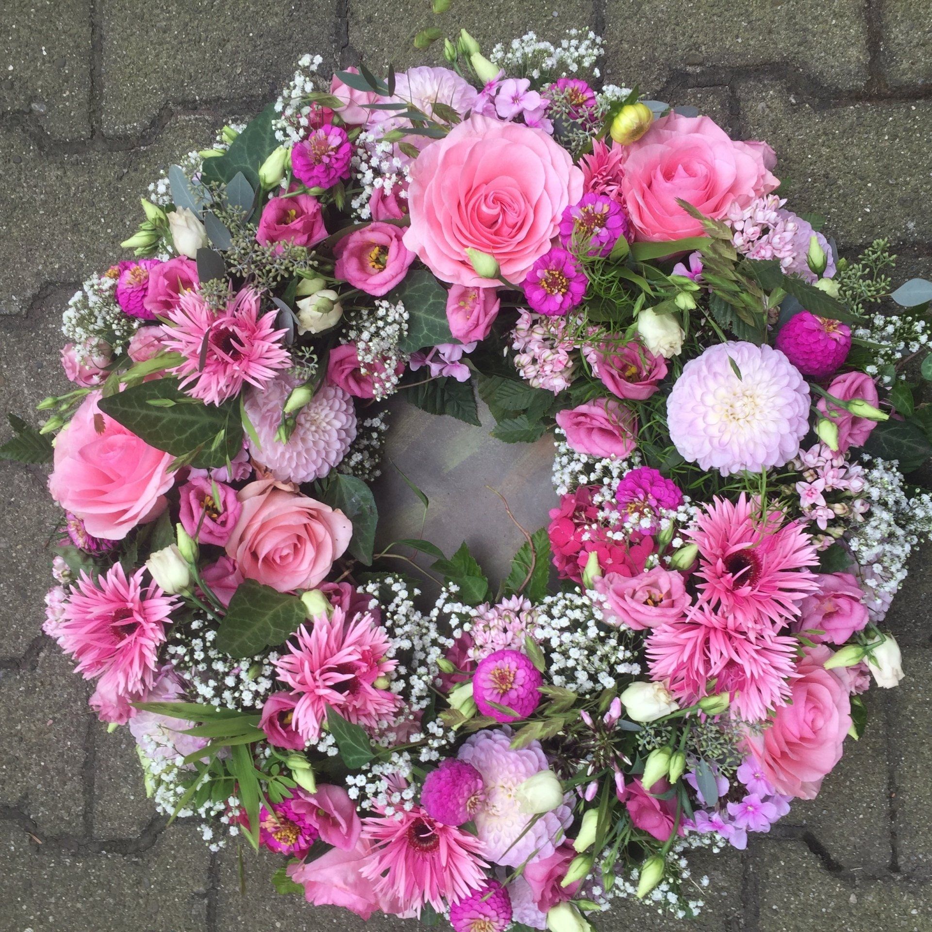 Rosa und grüner Blumenkranz