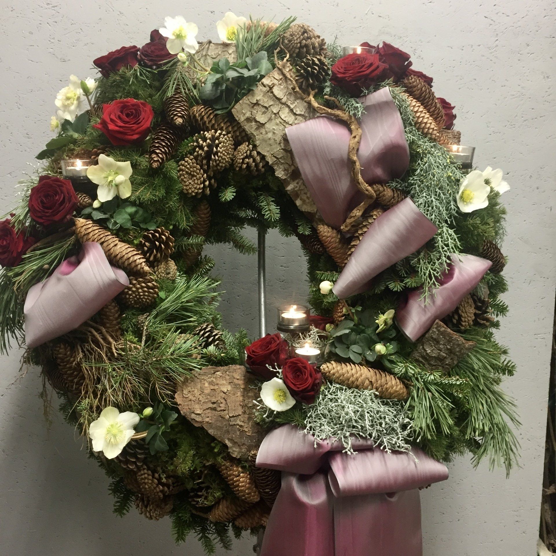 Blumenkranz mit grauen Bändern