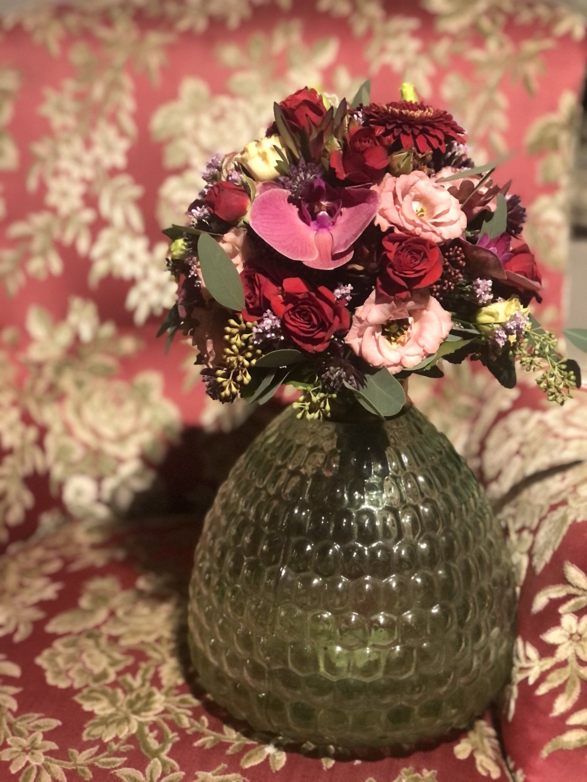 Strauß in rundem Topf und kleiner Öffnung