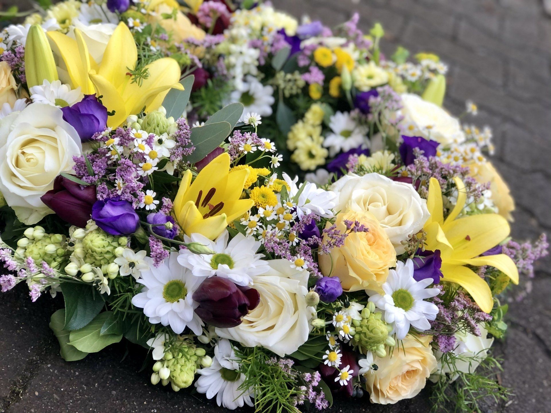 Weißer Blumenkranz mit vielen Farben