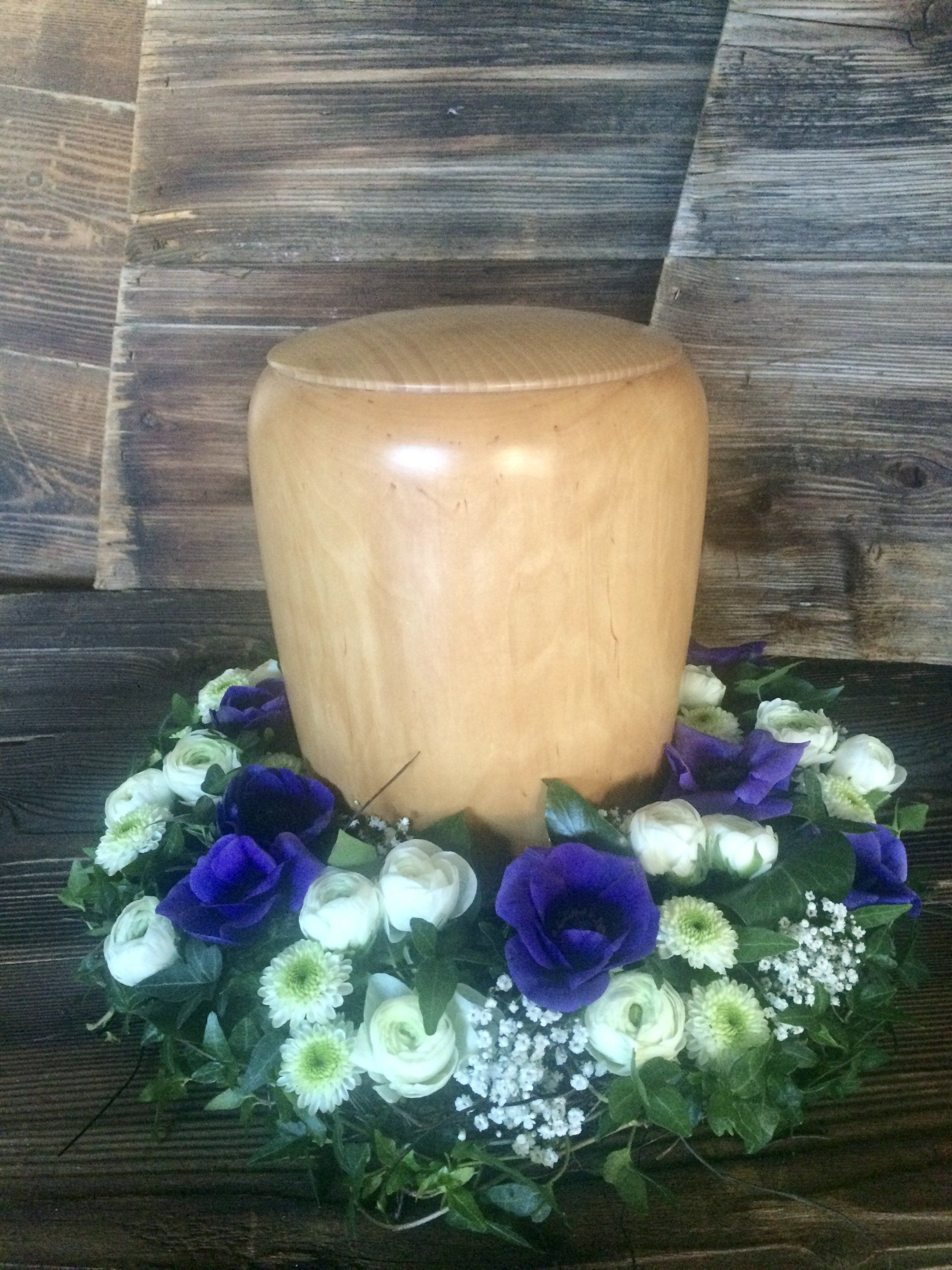 Blumenarrangement zur Verzierung von Bodensitzen