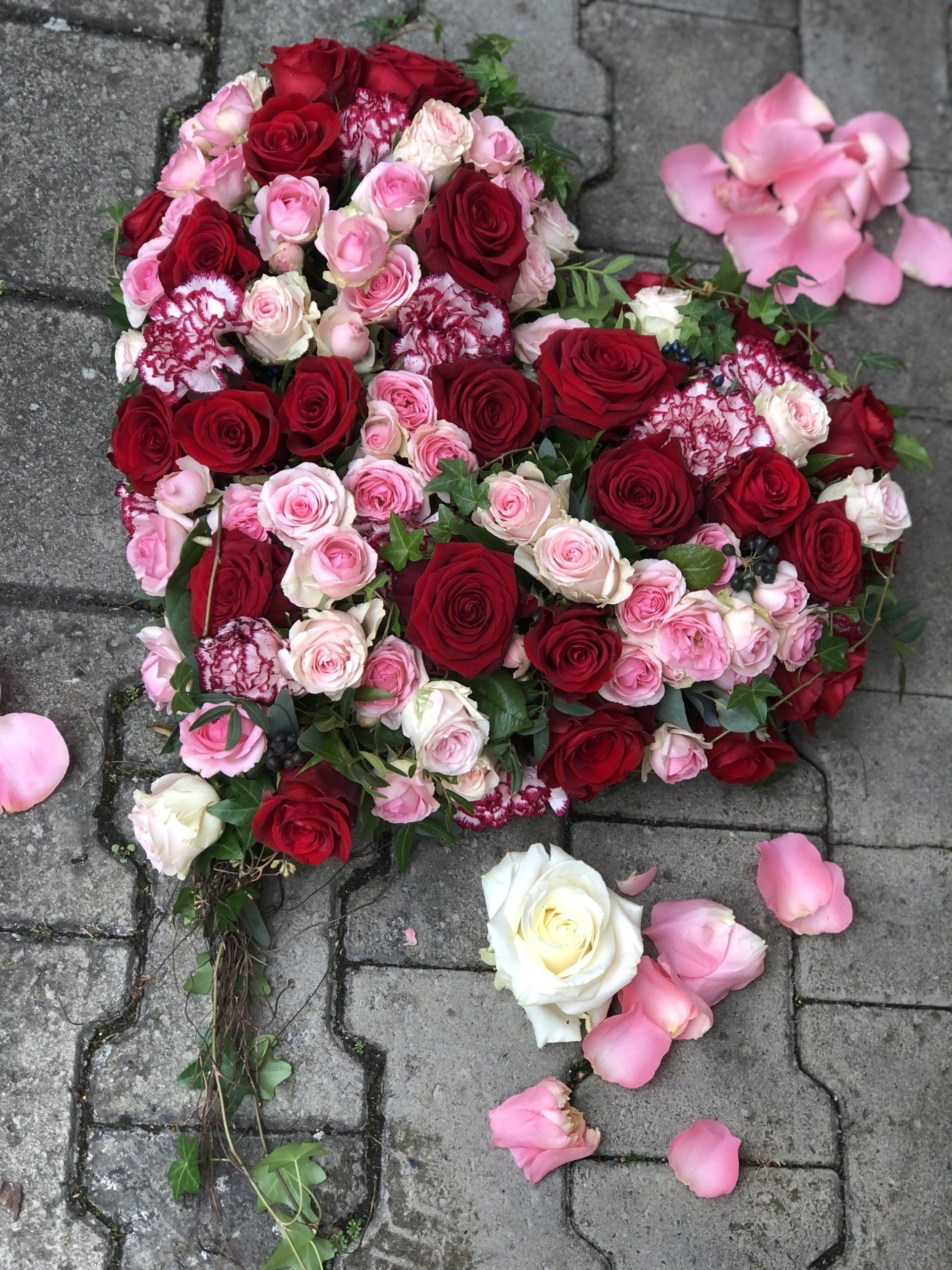 Herzförmiger Blumenkranz Beerdigung