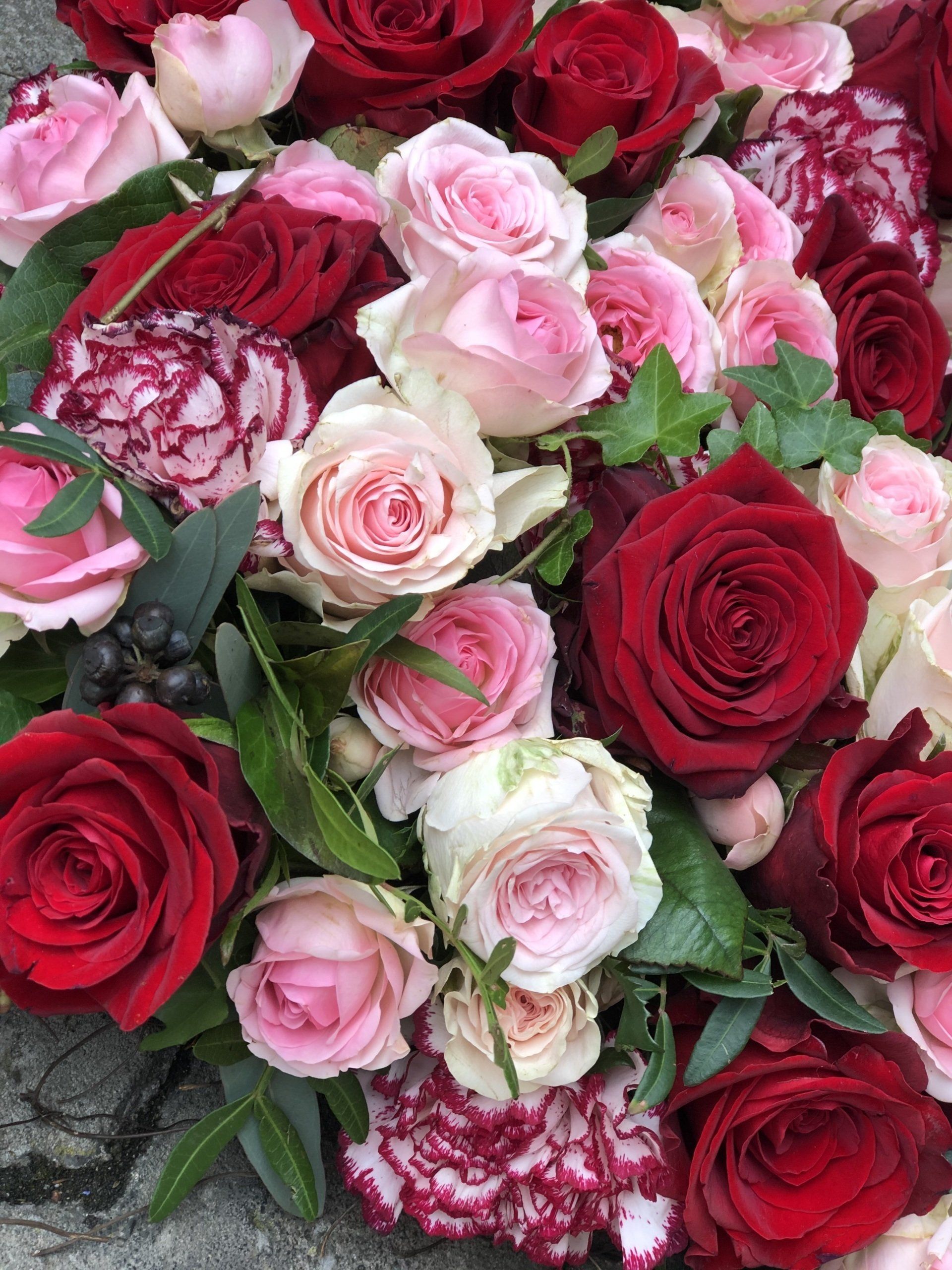 Detail eines Blumenstraußes auf warmen Tönen