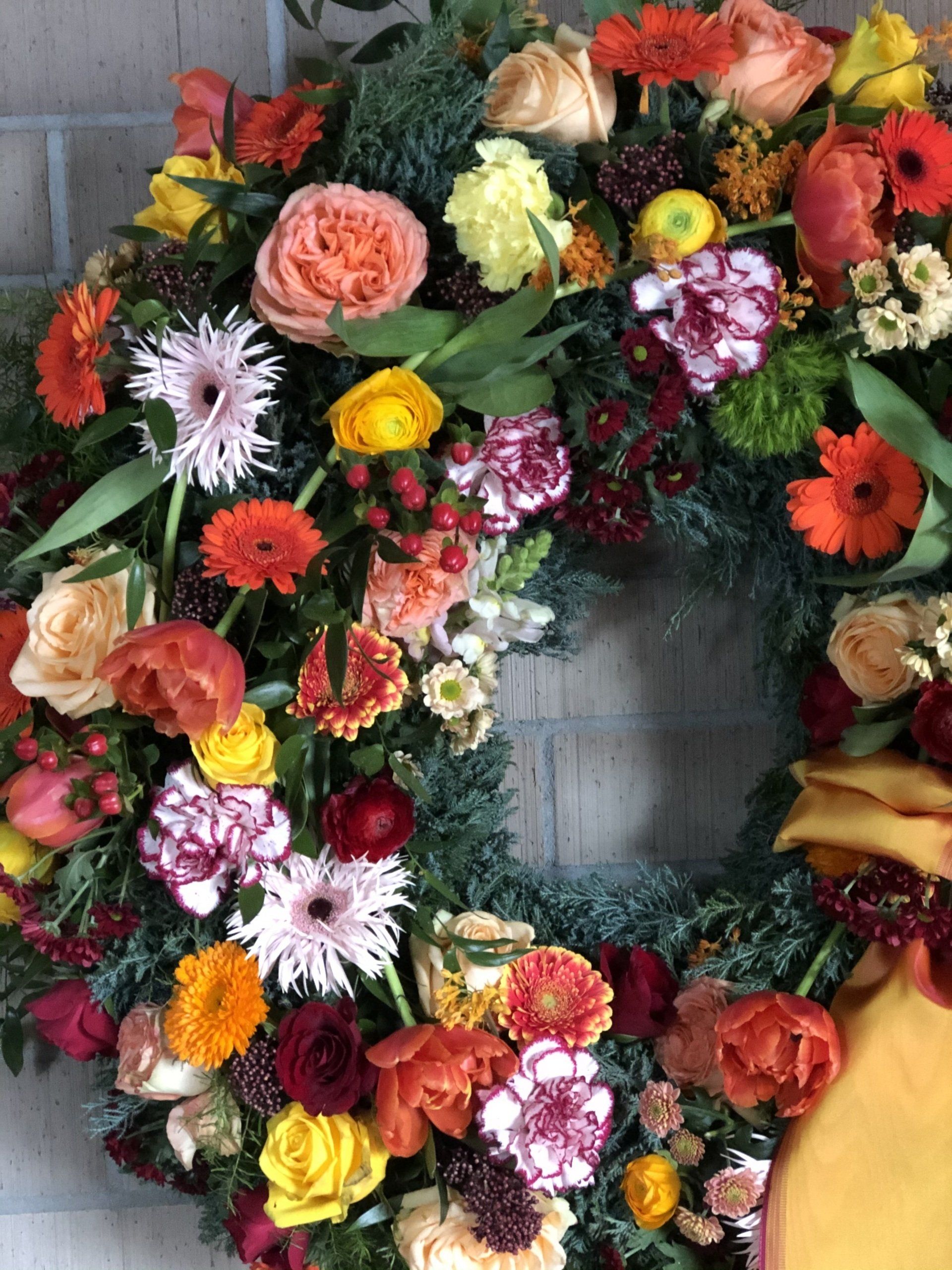 Blumenkomposition mit herbstlichen Farbtönen